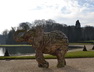 Exposition de sculptures dans le parc du musée