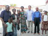 Dr. Willy Kuyitila und Manfred Paul mit den Familien der Stipendiaten