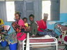 Mütter mit ihren kranken Kindern im Krankenhaus in Ngeba