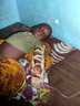 Enfant malade avec un bax dans une infirmerie à Ngeba