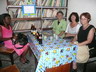 Rose Nsakalamba, Manfred Paul, Elisabeth Paul, Anne Krüger in der Bibliothek der Schule G.SCO.M.