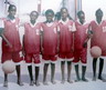 Basketballunterricht im Hof der Schule